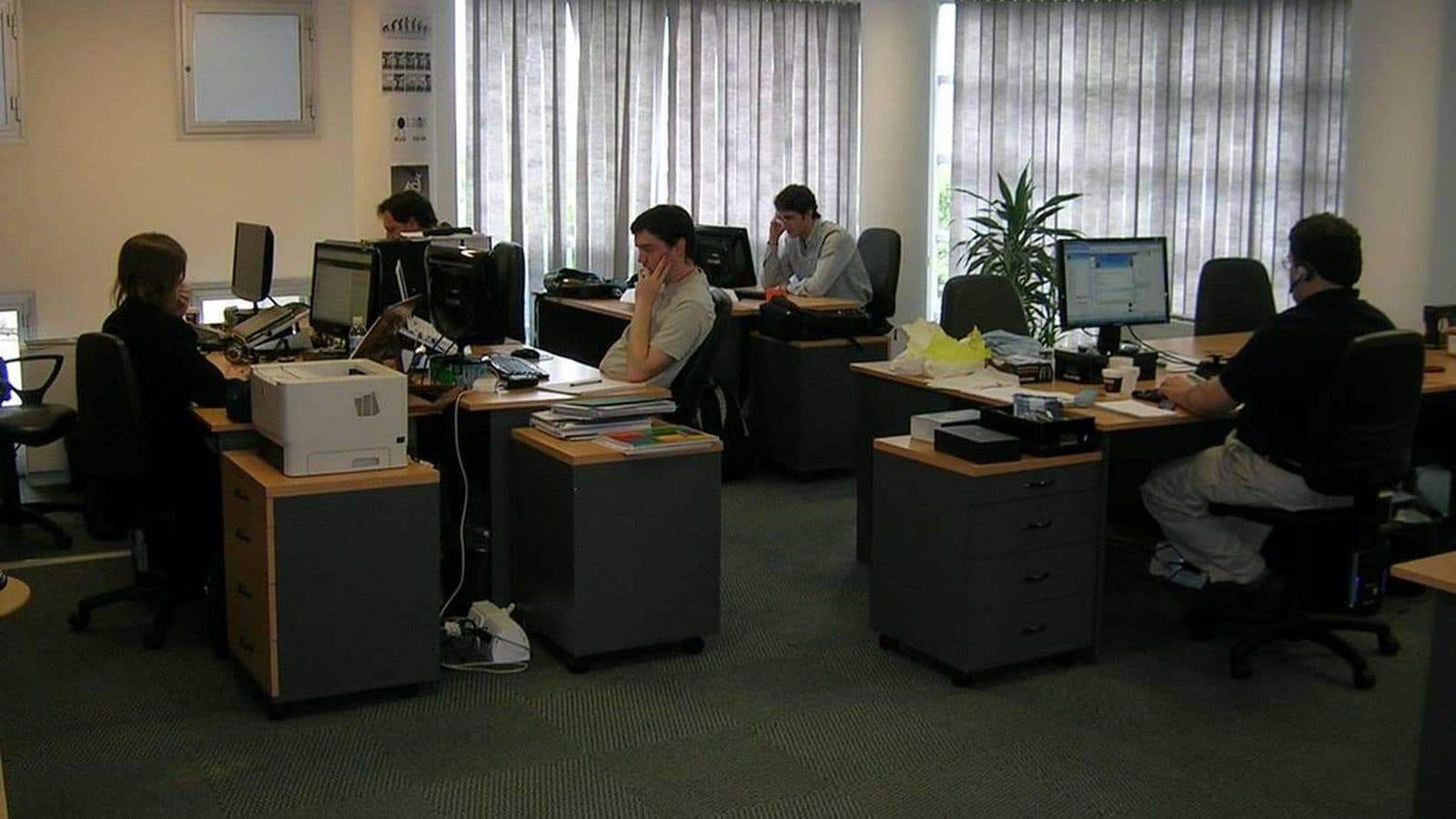 Une apprentie et son tuteur signent un contrat d'apprentissage dans un bureau lumineux