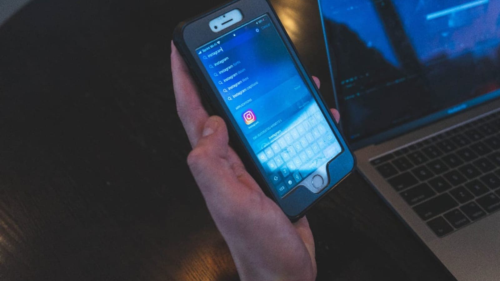 Une étudiante consulte son profil LinkedIn sur un ordinateur portable, un carnet de notes ouvert à côté d'elle