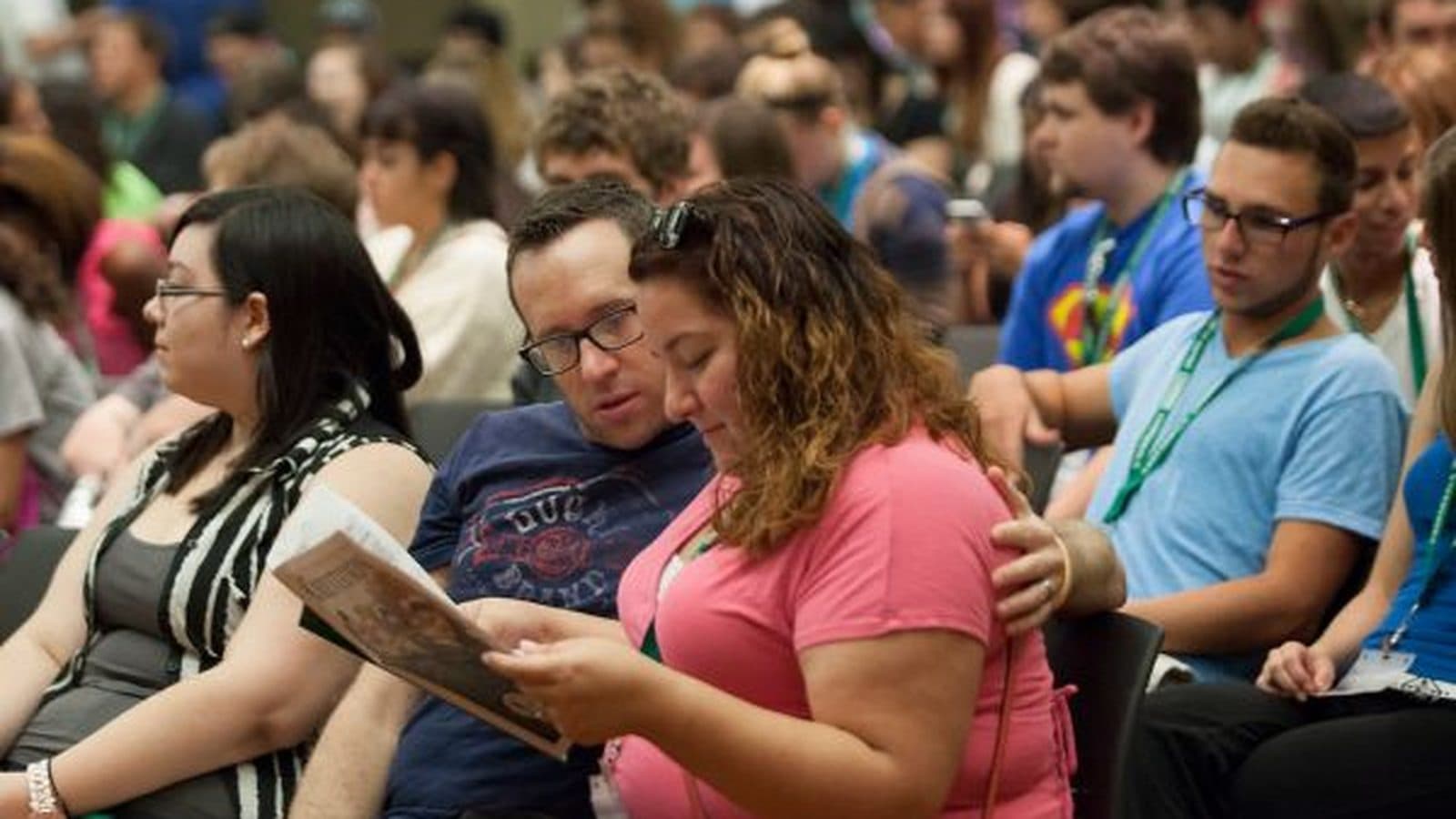 Étudiants sur les marches d'un campus lors d'une journée d'orientation de rentrée