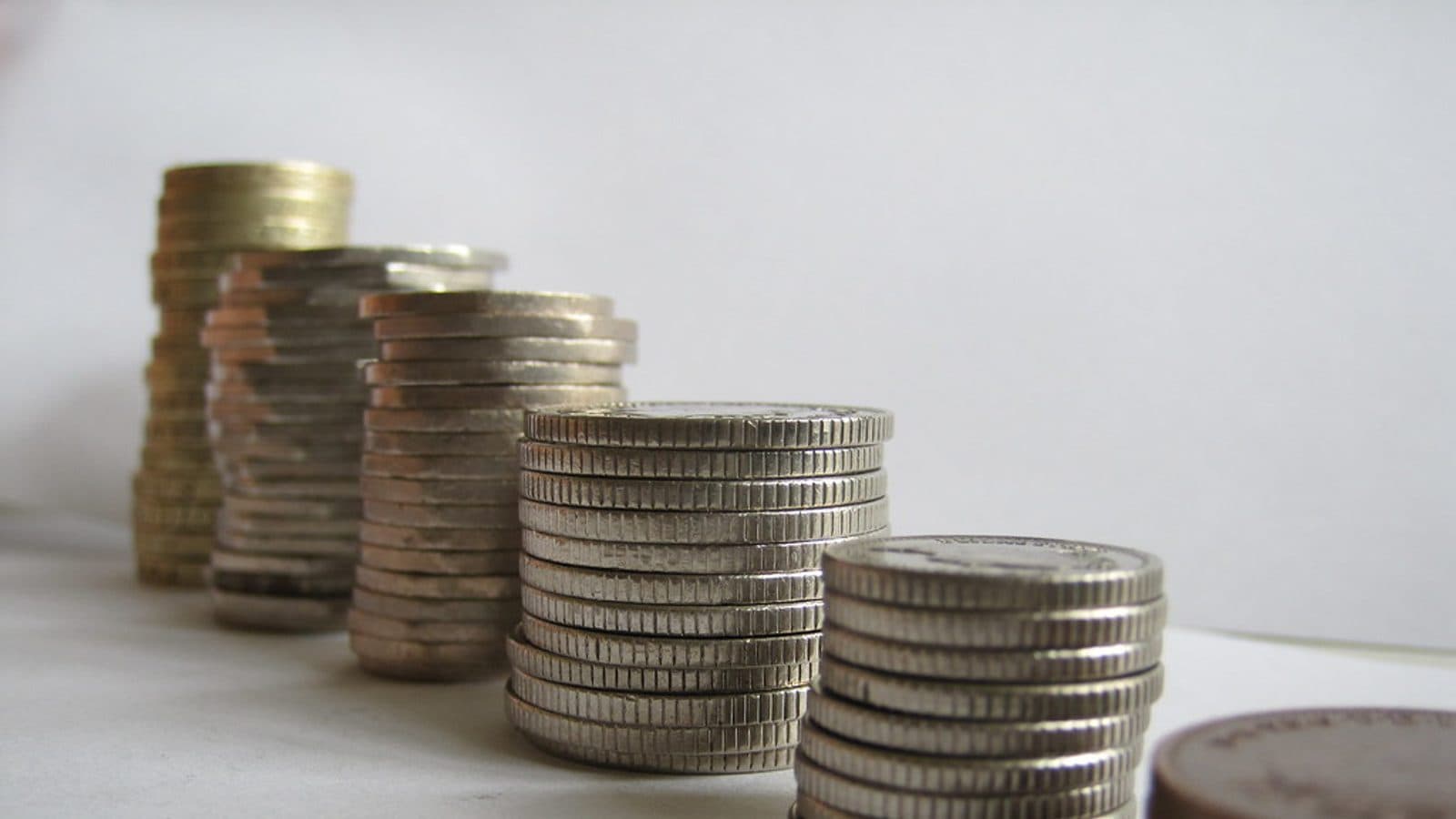 Une personne calcule son salaire d'alternance avec une calculatrice et des documents