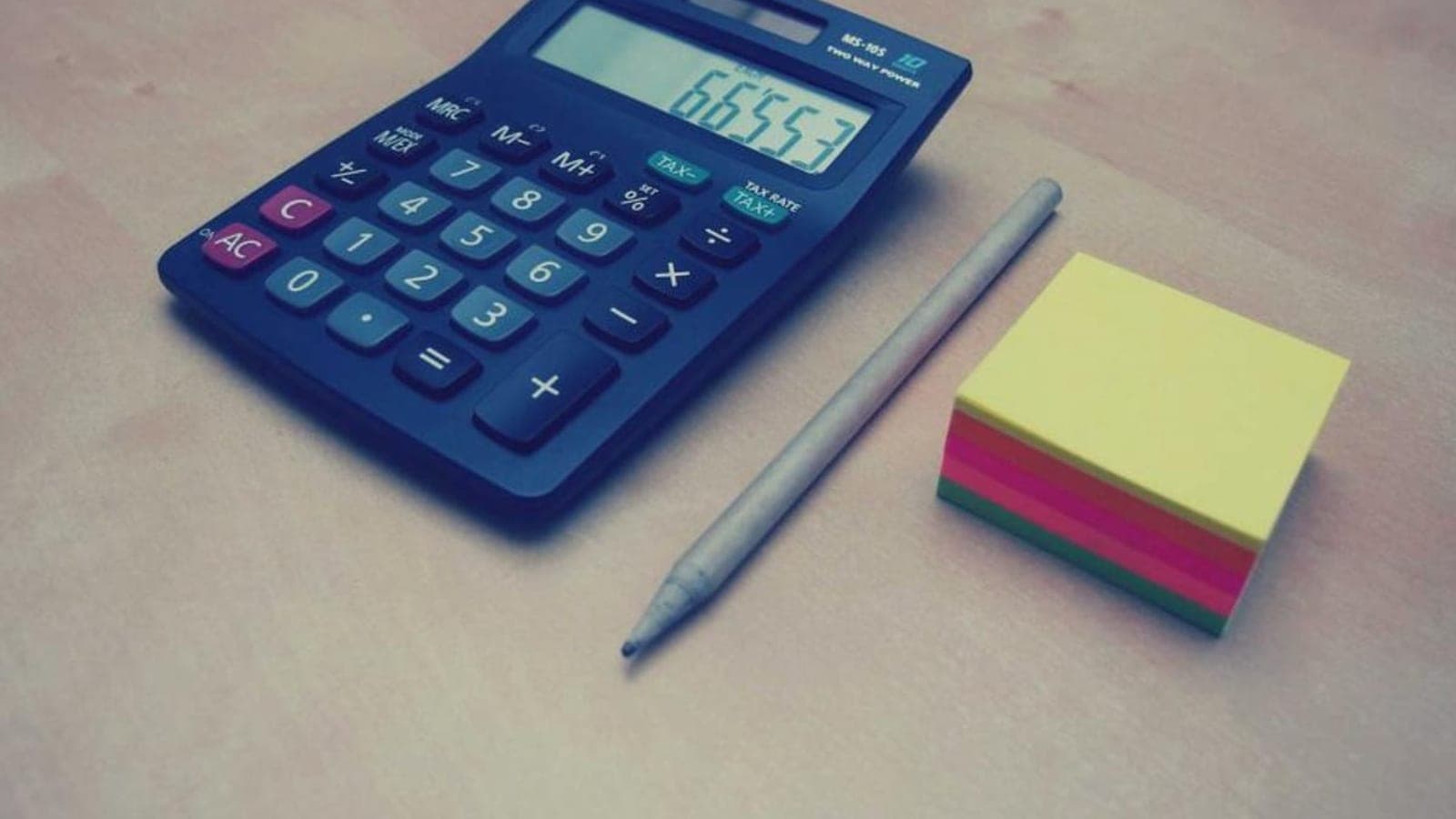 Un jeune alternant consulte son bulletin de paie et calcule son salaire mensuel