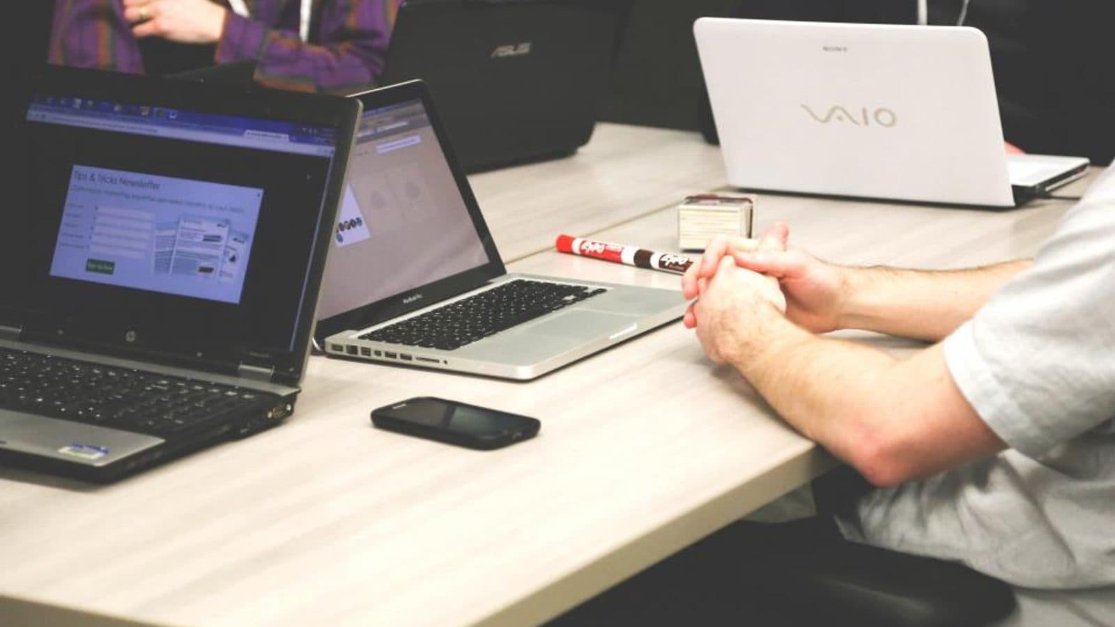 Une équipe de jeunes professionnels collabore dans un espace de travail moderne