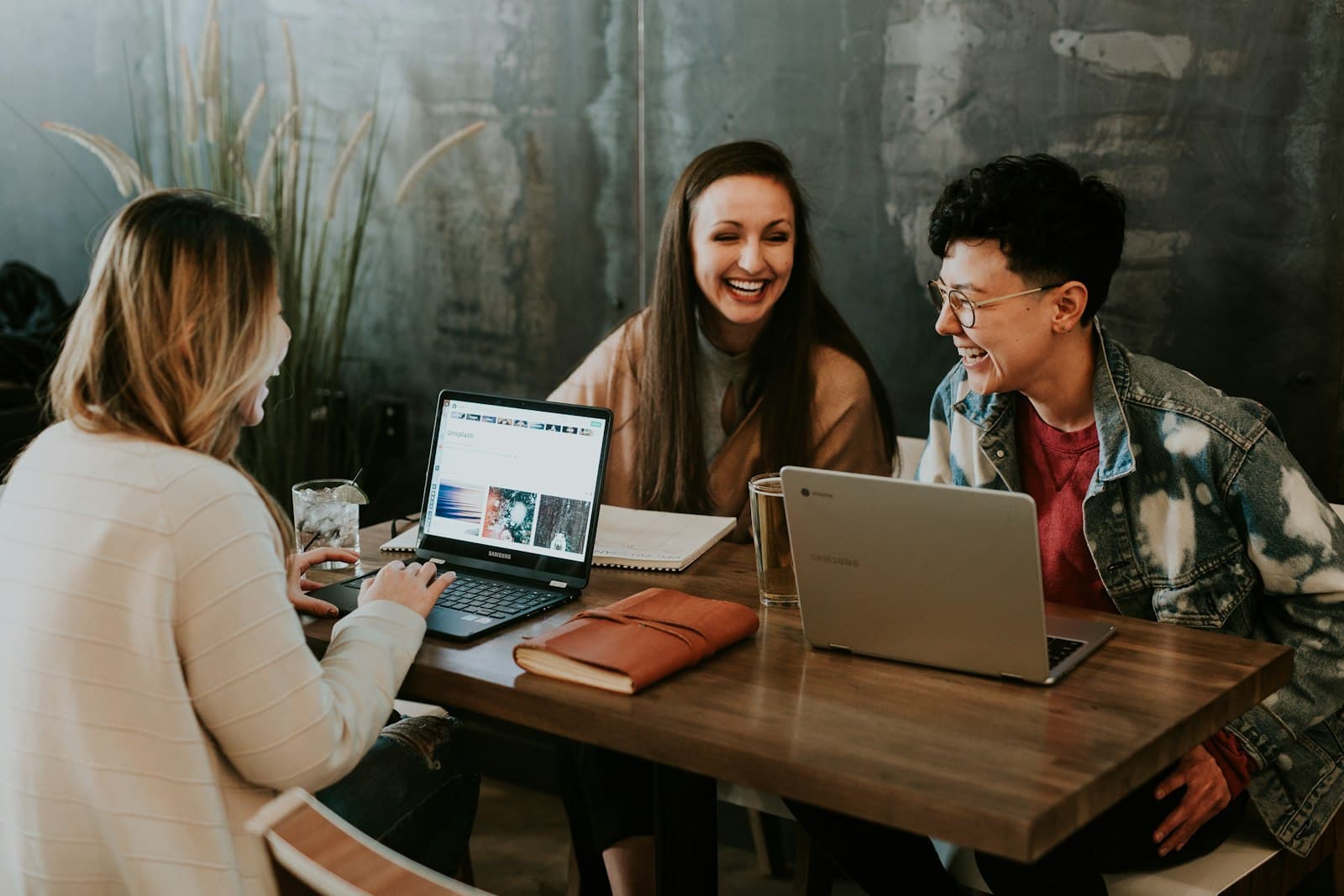 Vue d'un bureau avec ordinateur portable et documents de formation, illustrant le fléchage du solde de la taxe d'apprentissage via la plateforme Soltéa