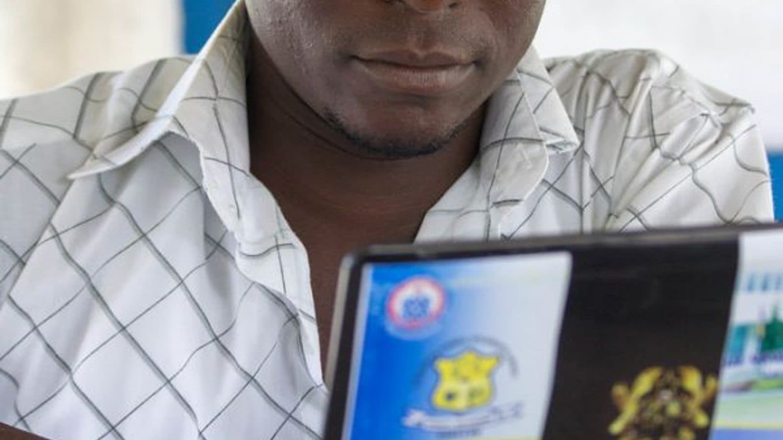 Étudiante préparant sa recherche d'alternance sur son ordinateur portable