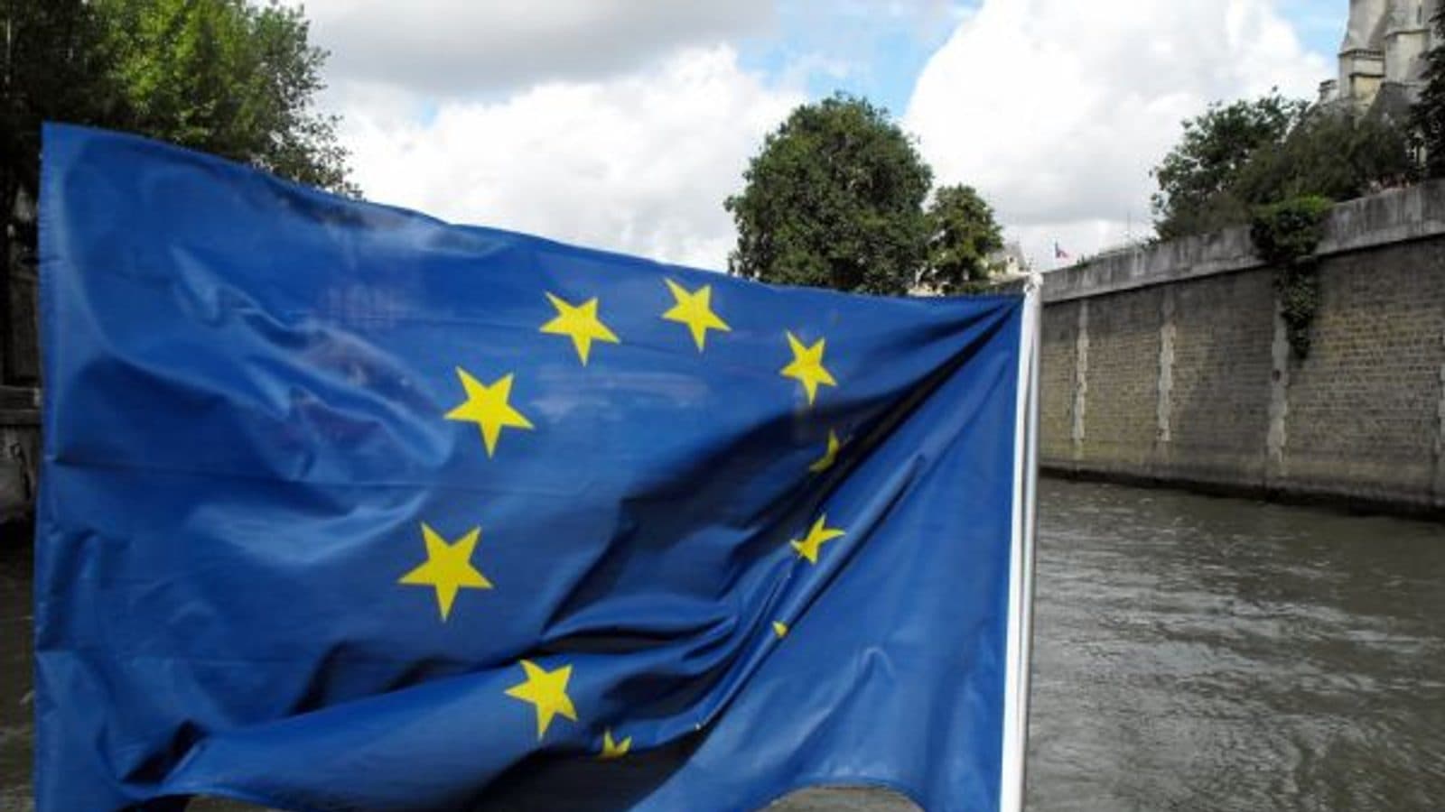 Un jeune alternant en sac à dos devant un aéroport ensoleillé, illustrant la mobilité européenne en apprentissage en 2026