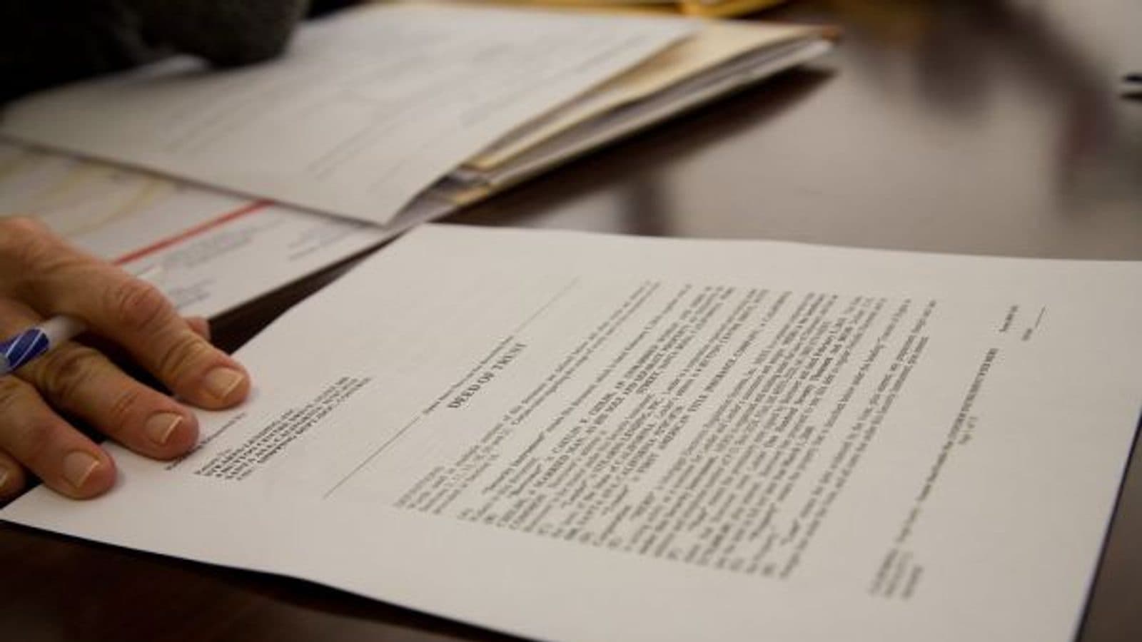 Un CV et un stylo posés sur un bureau lumineux