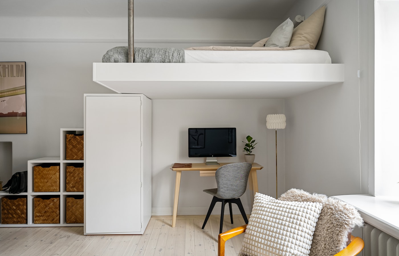 Studio étudiant meublé avec un lit en mezzanine et un bureau
