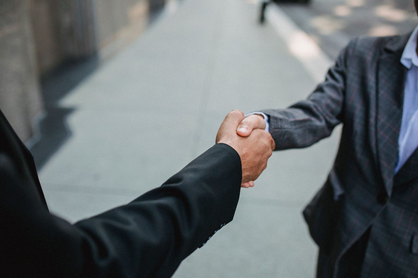 Professionnel analysant des données sur un écran