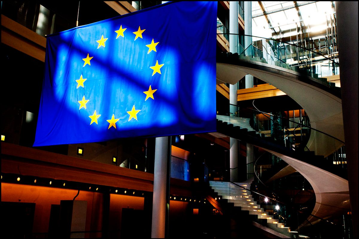 Vue d'un campus européen avec un drapeau de l'Union européenne, symbolisant la mobilité Erasmus+ des apprentis en 2026