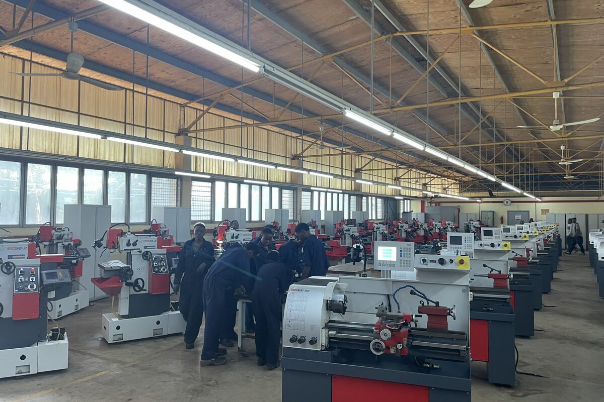 Des apprentis manipulent des machines-outils lors d'un atelier en centre de formation