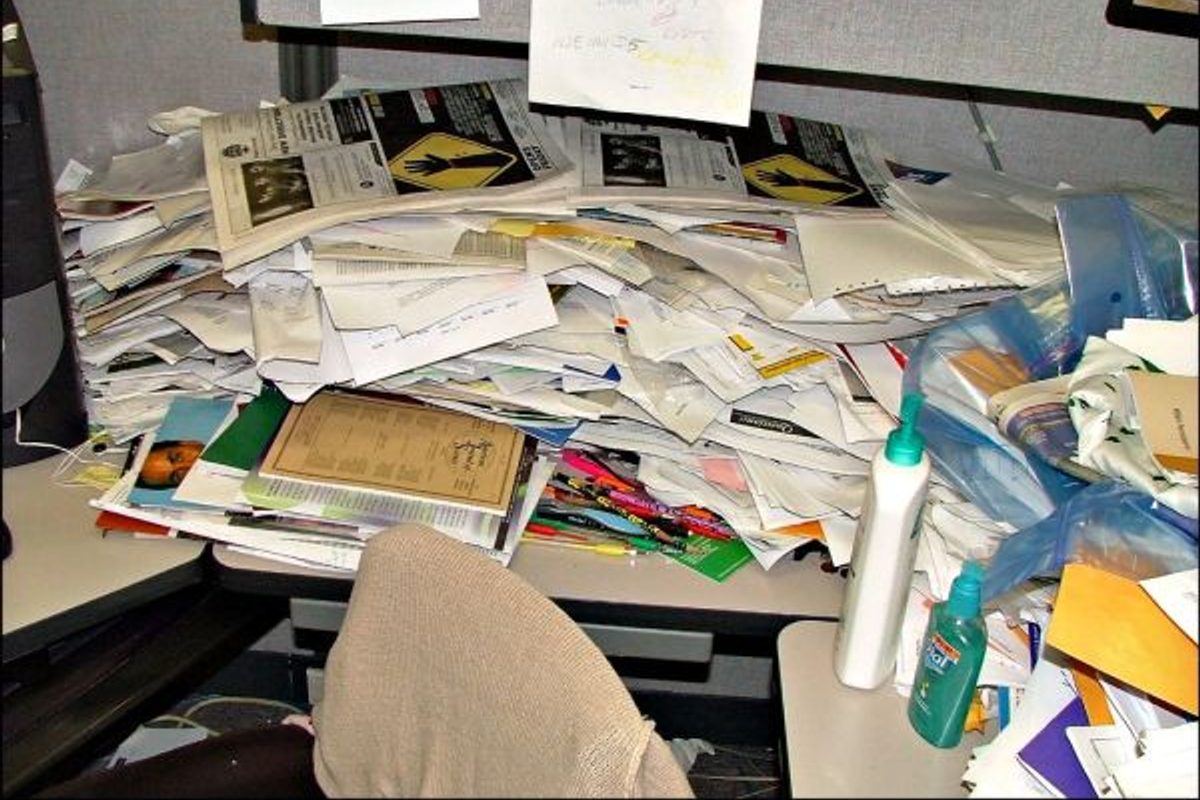 Deux personnes en entretien professionnel autour d'un CV