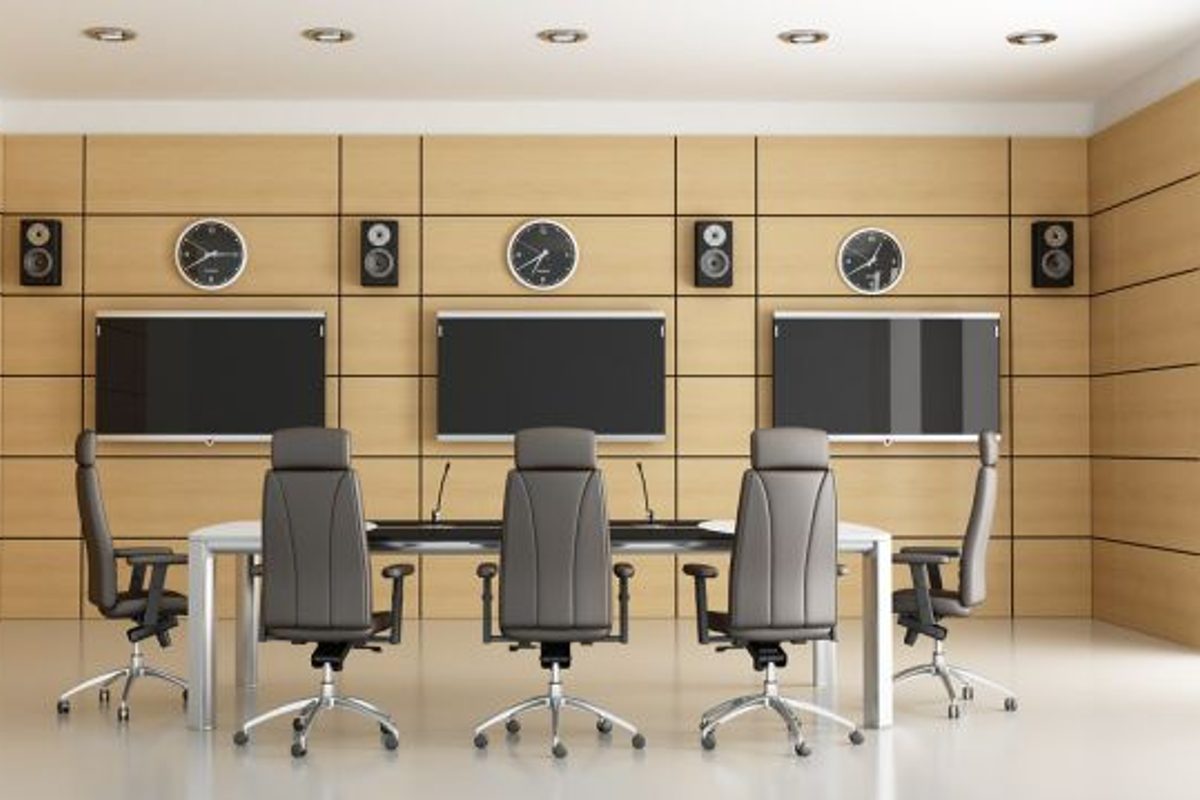 Salariés d'une entreprise en train de collaborer dans un open space, illustrant l'encadrement des alternants