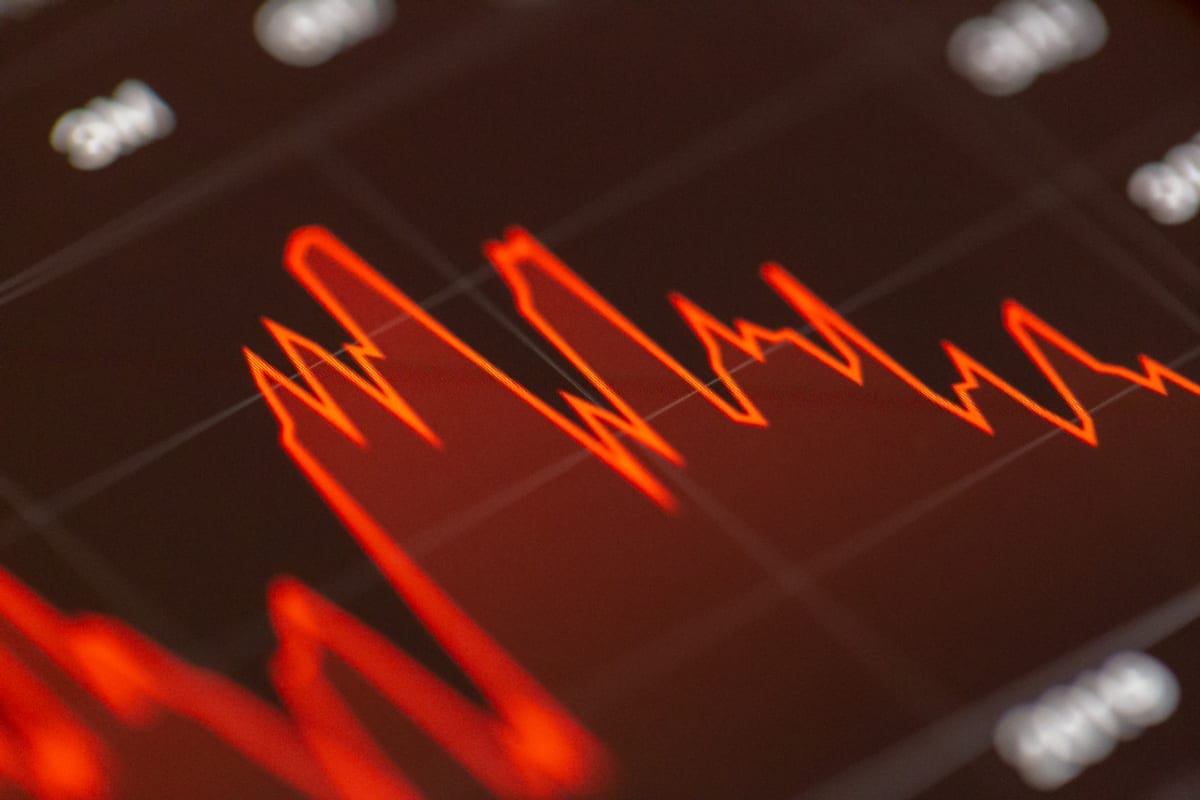 Alternante lisant un accord d'entreprise et un relevé d'épargne salariale sur son bureau