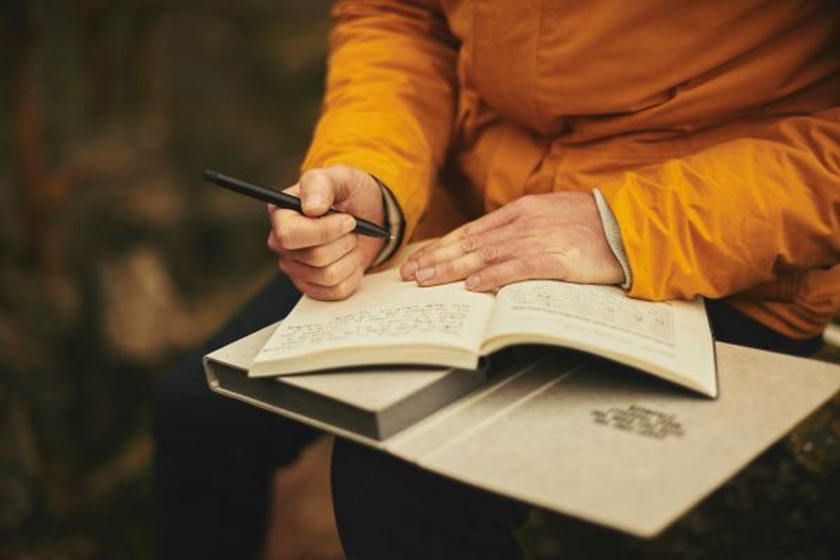 Des livres, un ordinateur et un carnet symbolisant l'apprentissage