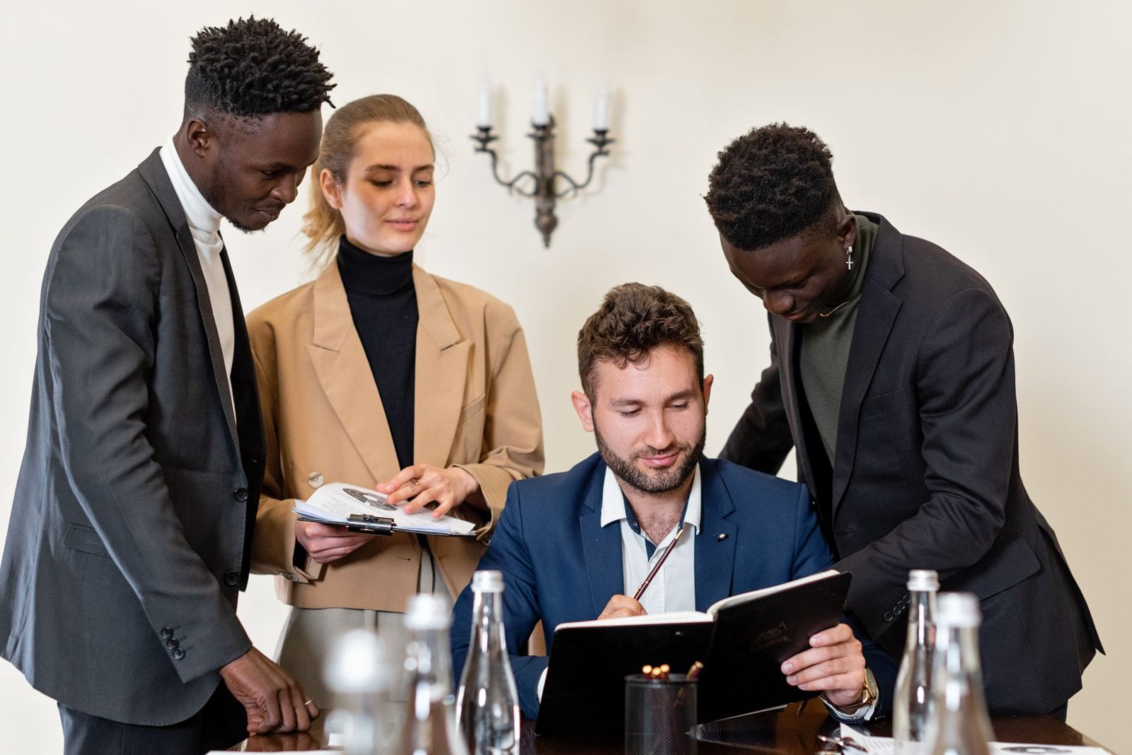 Une personne planifiant son emploi du temps avec concentration