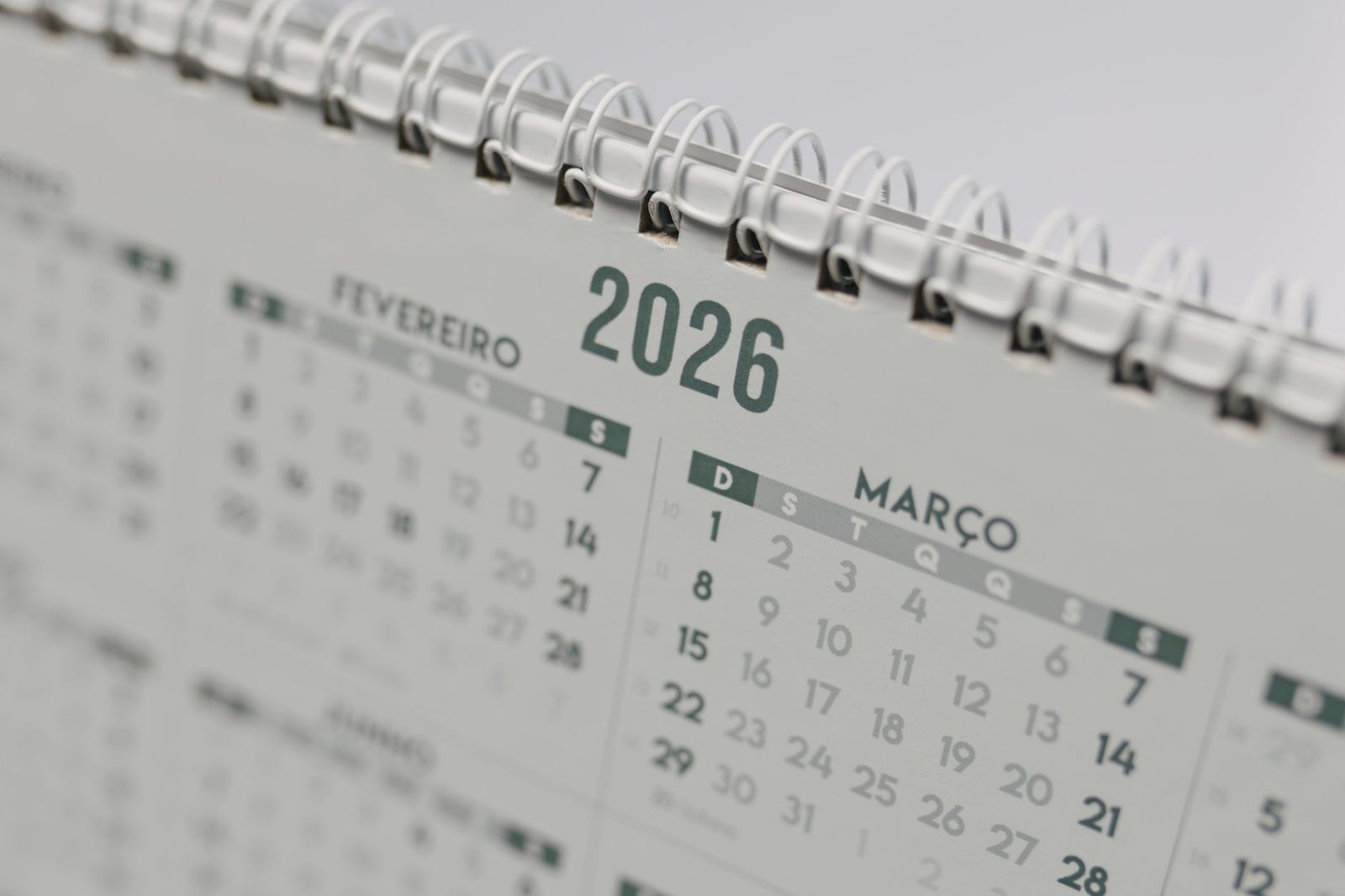 Gros plan d'un calendrier à spirales affichant l'année 2026 et le mois de mars.
