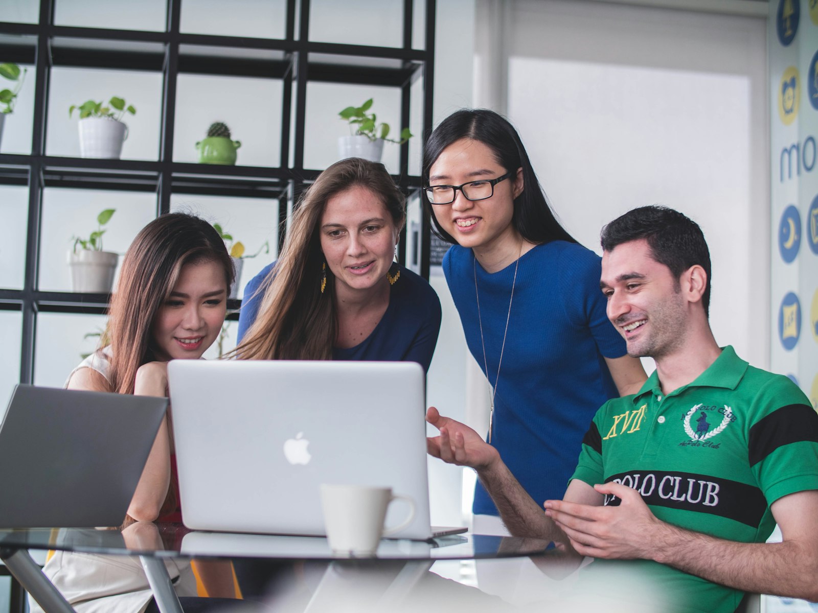 Ein Team von jungen Auszubildenden im Master, die an einem Unternehmensprojekt in einem Open Space arbeiten und den Master in Ausbildung im Unternehmen zum Studienstart 2026 veranschaulichen