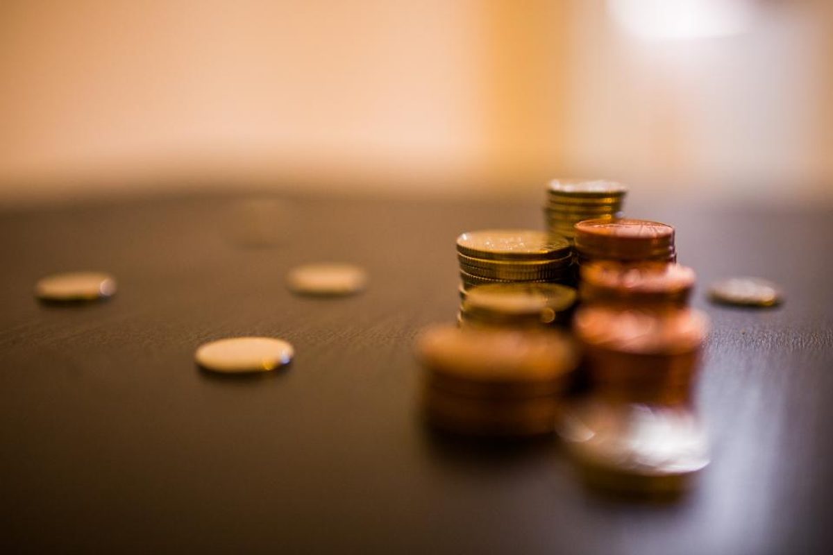 Des pièces de monnaie et un carnet de comptes sur un bureau