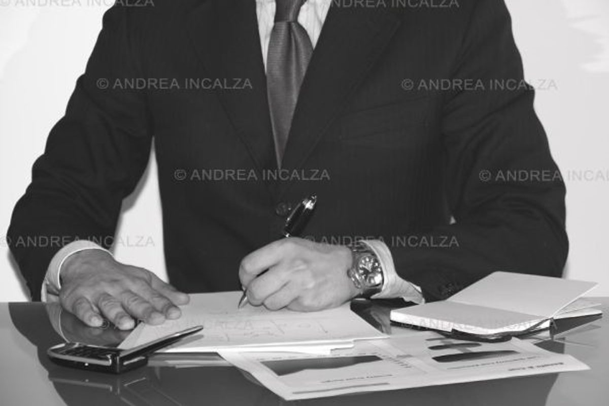 Un bureau d'apprenti avec un dossier juridique et une lettre recommandée, illustrant la rupture du contrat d'apprentissage en cas de manquements graves de l'employeur en 2026