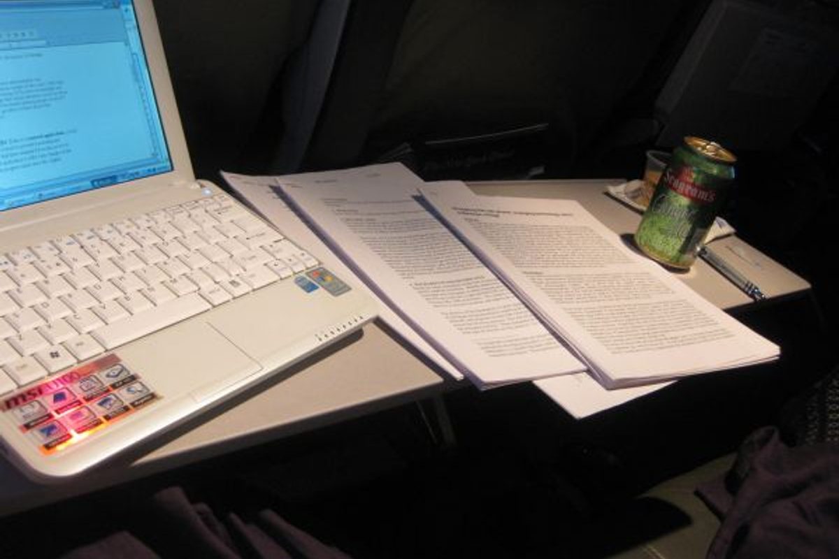 Ein kollaborativer Arbeitsbereich mit Computern und Haftnotizen