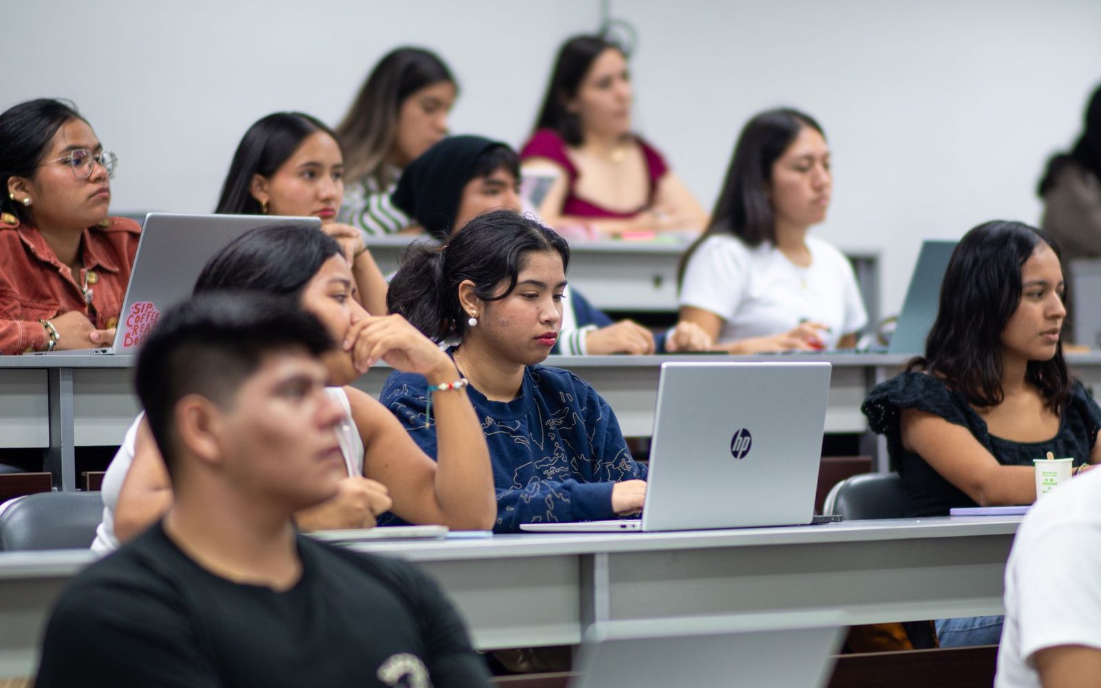 Un étudiant analyse des documents avec concentration
